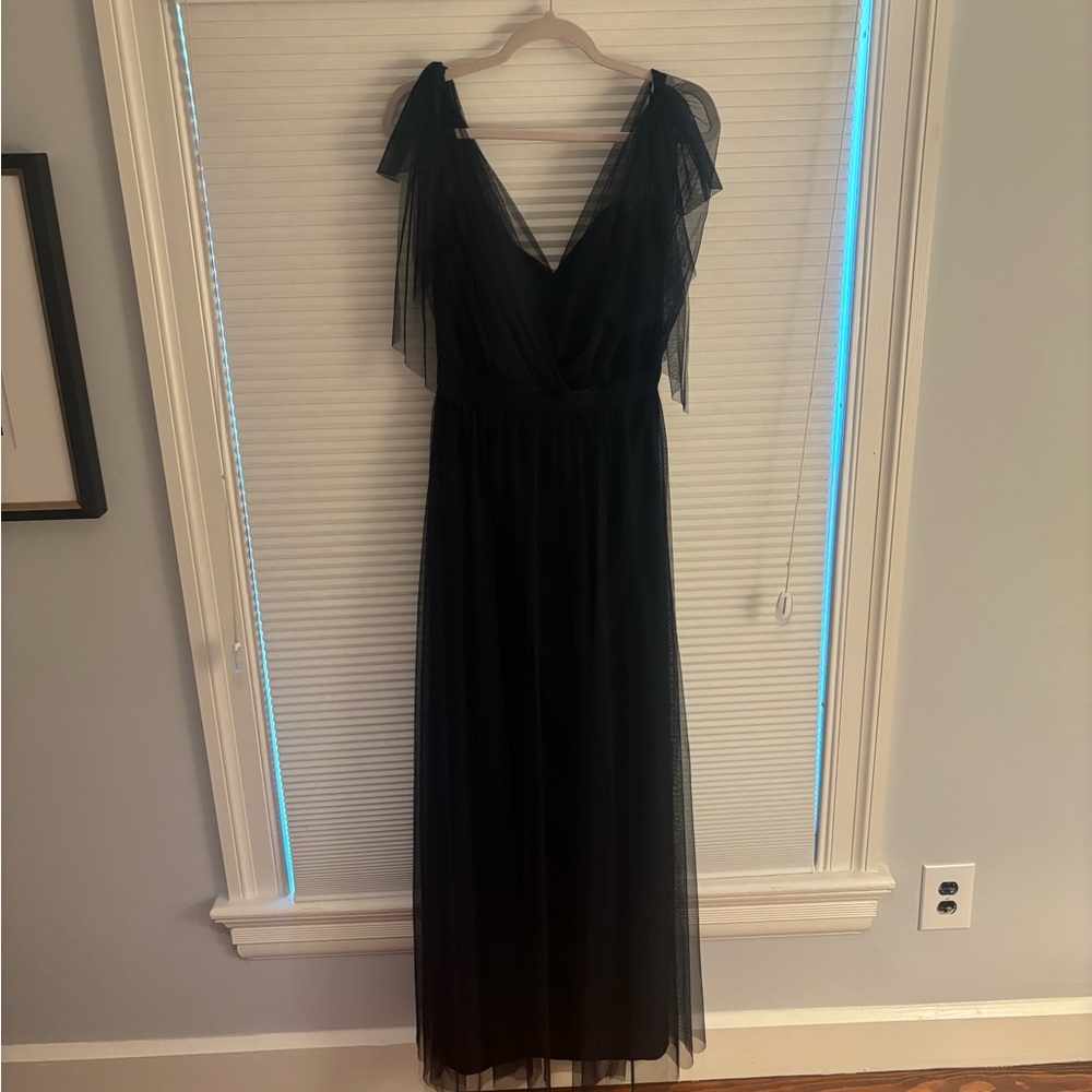 Selling this beautiful, never worn Amsale navy blue tulle gown.